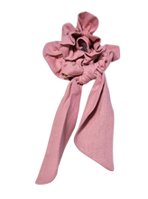Cargar imagen en el visor de la galería, SCRUNCHIES PALO ROSA