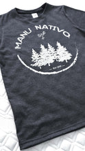 Cargar imagen en el visor de la galería, POLERA MANU AVENTURA