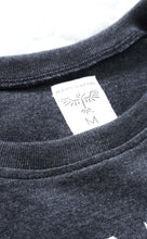 Cargar imagen en el visor de la galería, POLERA MANU AVENTURA