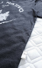 Cargar imagen en el visor de la galería, POLERA MANU AVENTURA