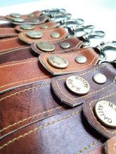 Cargar imagen en el visor de la galería, LLAVERO RUSTICO DE CUERO MANU NATIVO