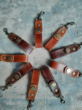 Cargar imagen en el visor de la galería, LLAVERO RUSTICO DE CUERO MANU NATIVO