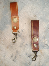Cargar imagen en el visor de la galería, LLAVERO RUSTICO DE CUERO MANU NATIVO