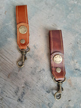 Cargar imagen en el visor de la galería, LLAVERO RUSTICO DE CUERO MANU NATIVO