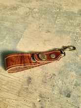 Cargar imagen en el visor de la galería, LLAVERO RUSTICO DE CUERO MANU NATIVO