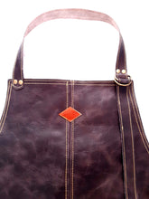 Cargar imagen en el visor de la galería, PECHERA DE CUERO CAFE OSCURO BOLSILLOS CAMEL