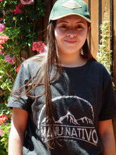 Cargar imagen en el visor de la galería, POLERA MANU MONTAÑA