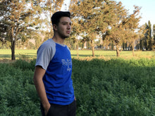 Cargar imagen en el visor de la galería, POLERA MANU BLUE HOMBRE