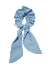 Cargar imagen en el visor de la galería, SCRUNCHIES CELESTE
