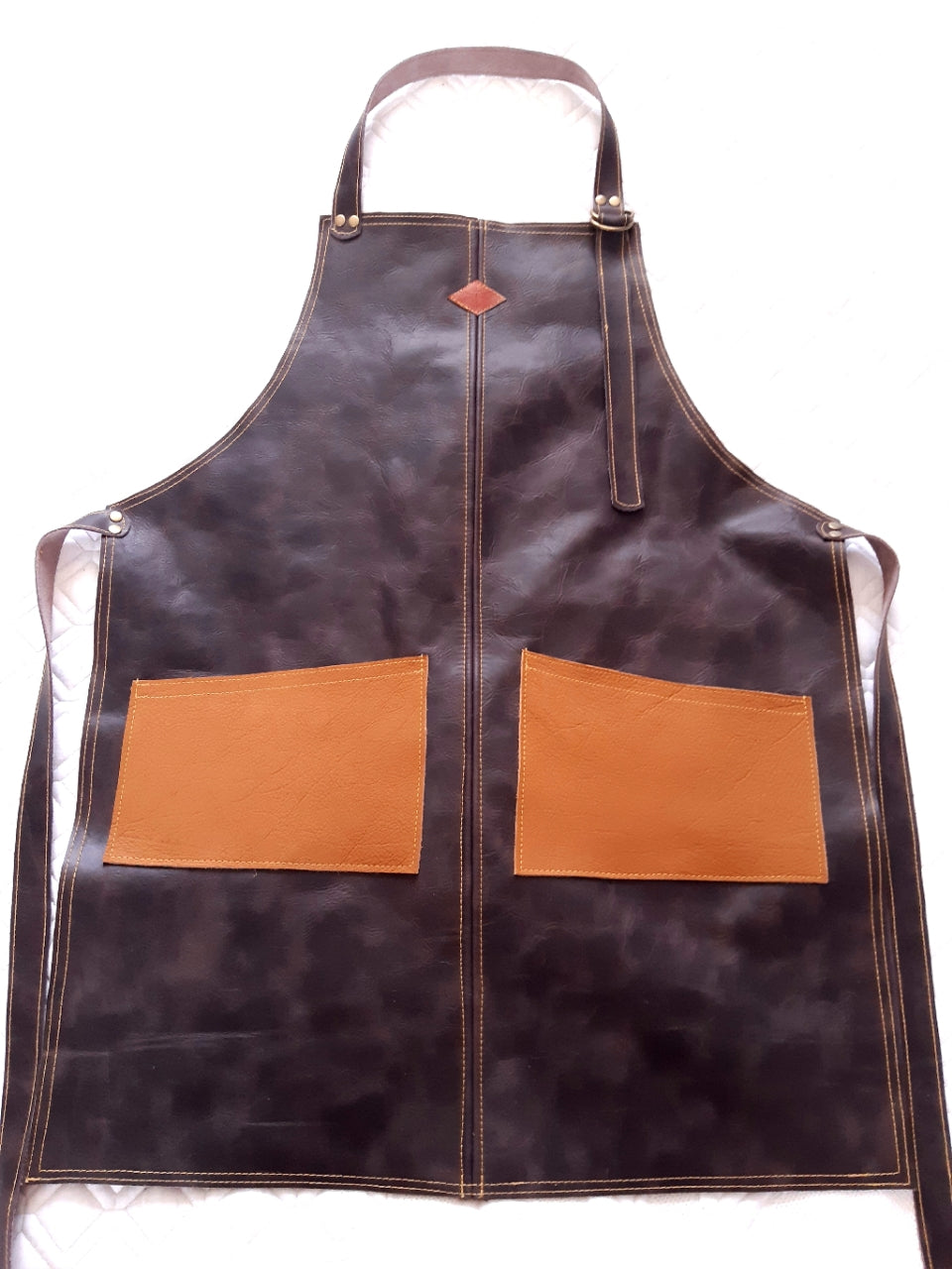 PECHERA DE CUERO CAFE OSCURO BOLSILLOS CAMEL