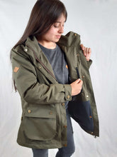 Cargar imagen en el visor de la galería, Parka Impermeable Tábano Mujer
